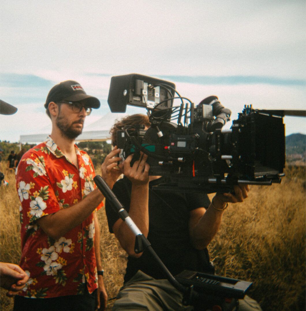 Paco Ruiz en set de rodaje en exterior con cámara analógica de 16mm.